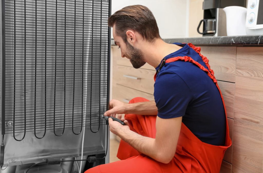 Om dit te verhelpen, kunt u de poten van de koelkast zorgvuldig afstellen