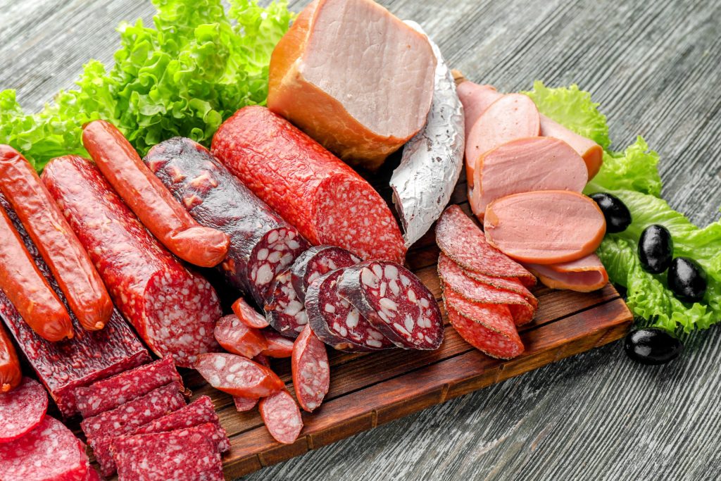 Verschillende vleesproducten op tafel.