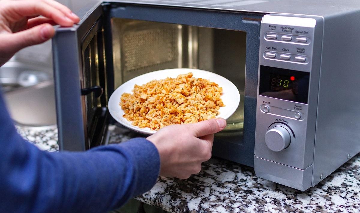 Opwarmen van voedsel in de magnetron.